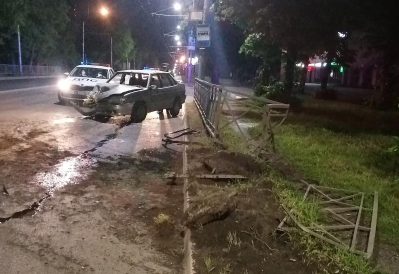 На Куйбышевском шоссе пьяный водитель «пятнашки» врезался в ограждение
